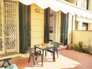 Lido di Camaiore appartamento con giardino 50 metri dal mare : appartamento In affitto e vendita  Lido di Camaiore